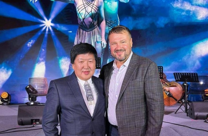 Генеральный директор ФКП «Российская государственная цирковая компания" поздравил с юбилеем директора Государственного цирка РС(Я)