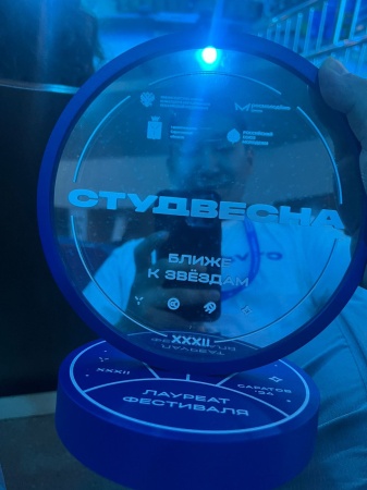 Артист цирка, студент СВФУ Михаил Мохотчунов за номер с жонглированием «Священная лошадь» стал Лауреатом 2 степени в категории «Оригинальный жанр».