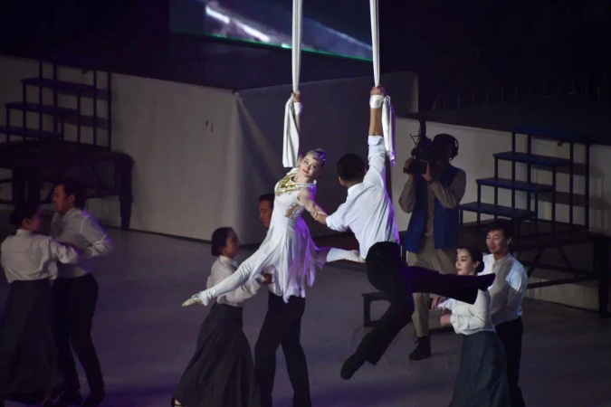 В СК "Триумф" состоялось массовое театрализованное представление «Дорогой яркого Максима»