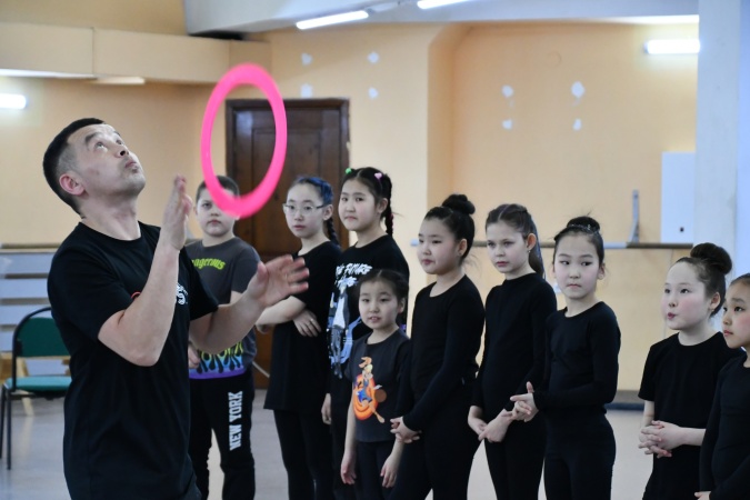 5 апреля начал работу XХI республиканский фестиваль-конкурс «Мамонтёнок-2024», приуроченный к 30-летию Государственного цирка Якутии.