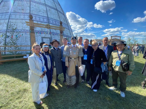 Сегодня в местности "Ус Хатын"  национальный праздник "Ысыах Туймаады" посетили почетные гости VII Международного циркового фестиваля "МАМОНТёнок-2024"