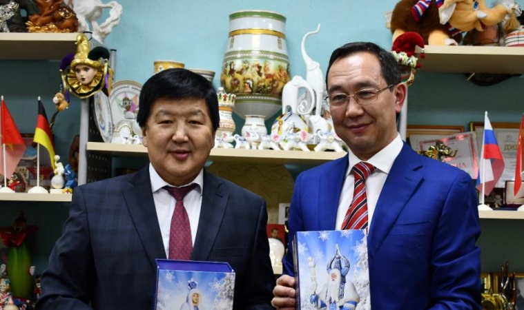 Ил Дархан поздравил с юбилеем директора Государственного цирка РС(Я)