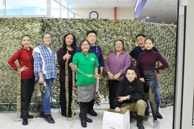 Активисты цирка и Исторического парка плели маскировочные сети в поддержку участников СВО