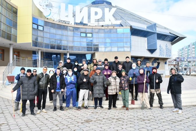 Сегодня на территории цирка провели коллективный субботник. 