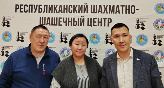 Наши коллеги Лена Федорова и Дьулустан Кириллин заняли 4 место в соревнованиях по шашкам 
