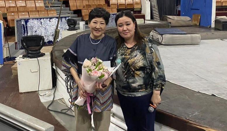 Сегодня, 4 мая, на общей планерке коллектива Государственного цирка Якутии наградили специалистов цирка. 