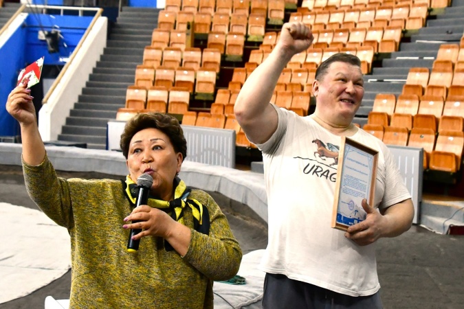 Сегодня всем коллективом торжественно поздравили Владислава Михайлова