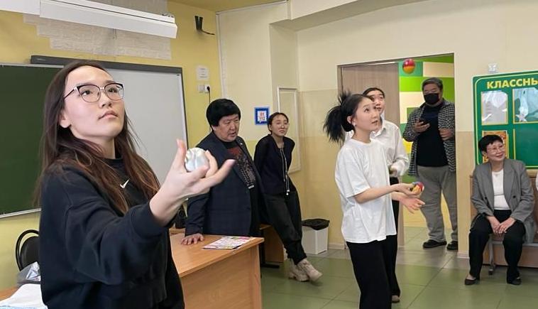 В 17-й школе прошла встреча учащихся 6-11 классов с директором и художественным руководителем Государственного цирка Якутии Сергеем Васильевичем Расторгуевым.