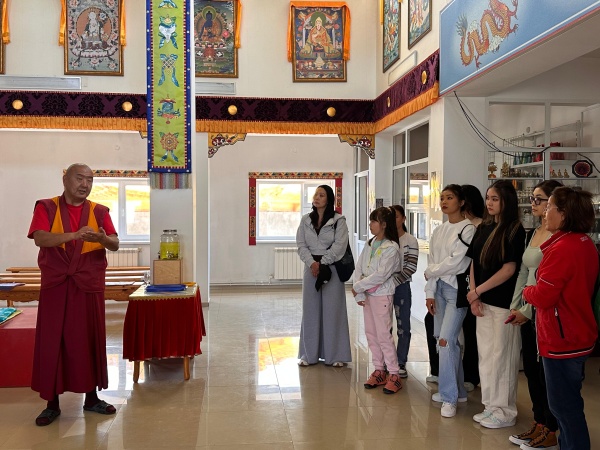 Сегодня после посещения туристического комплекса "Царство вечной мерзлоты" артисты из Бурятии и Монголии вместе с руководителями побывали в дацане города Якутска «Риво Геше Даши Норвулинг».