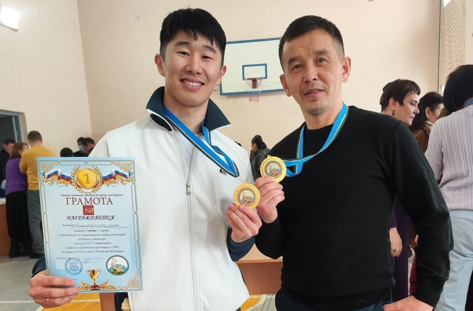 Артисты Государственного цирка Якутии Роман Романов и Пантелеймон Габышев. Поздравляем наших коллег с победой - с 1-м местом! 