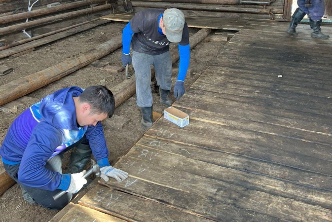 Сотрудники Государственного цирка Якутии помогают устранять последствия наводнения в Намском улусе.