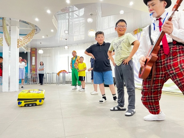 1 июня в ГАУ ДО РС(Я), в Центре отдыха и оздоровления детей "Сосновый бор" в рамках торжественного открытия профильной смены "Содружество орлят России" прошел фестиваль "Радуга детства!"  