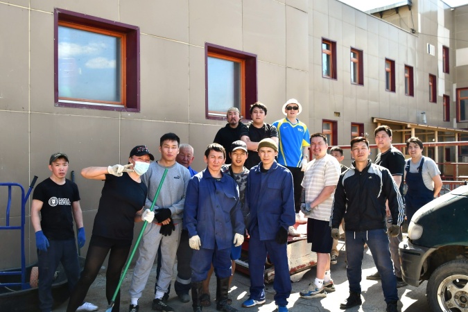 31 мая на прилежащей к цирку территории провели субботник