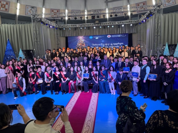 14 января в Верхневилюйском улусе состоялась «Елка Главы» по итогам 2024 года.