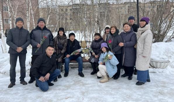 Сегодня памяти заслуженной артистки РФ, народной артистки РС(Я) Марфы Колесовой-Расторгуевой родные и близкие возложили цветы в сквере «Аллея певцов», где находится её именная скамейка. 