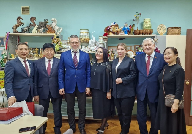 На арене цирка Государственный театр эстрады РС(Я)  отметил 55-летие якутской профессиональной эстрады 