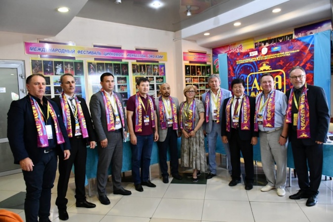 Ежегодный XIII международный фестиваль циркового искусства "Эхо Азии художественный руководитель Государственного цирка Якутии Сергей Расторгуев  ежегодный XIII международный фестиваль циркового искусства "Эхо Азии