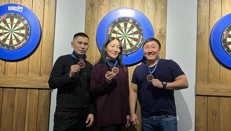 Наши артисты Нина Григорьева, Дархан Акимов и Дьулустан Софронов заняли 3-е место по дартс