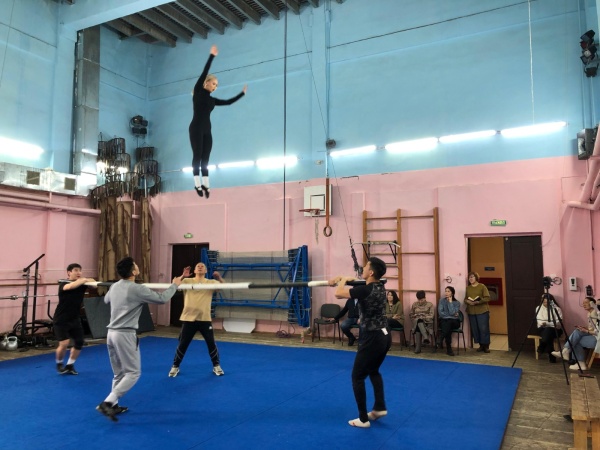 В Государственном цирке Якутии прошел просмотр номеров.