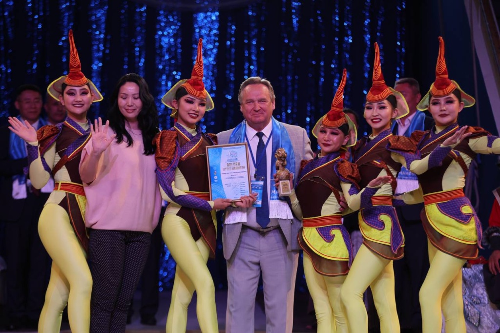 4. Золото номер каучук Шелковые узоры в исполнении труппа Mongoljingoo (MONGOLIA) руководитель Gelegdorj Altankhundaga.jpg