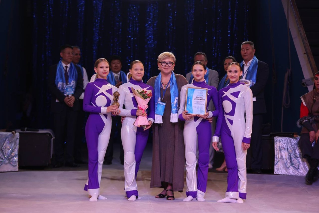 номер «Рождение новой планеты» в жанре эквилибристика-каучук, народный цирковой коллектив (Грация) г. Пермь (Россия) Детская категория.jpg