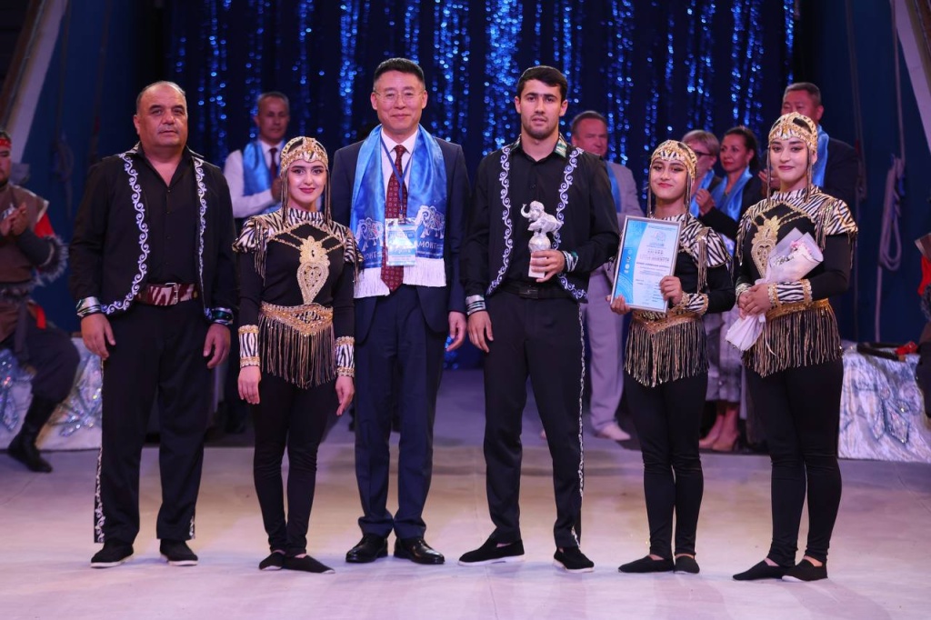 7. Серебро номер эквилибристы на першах (Арийская корона) г. Душанбе (Республика Таджикистан).jpg