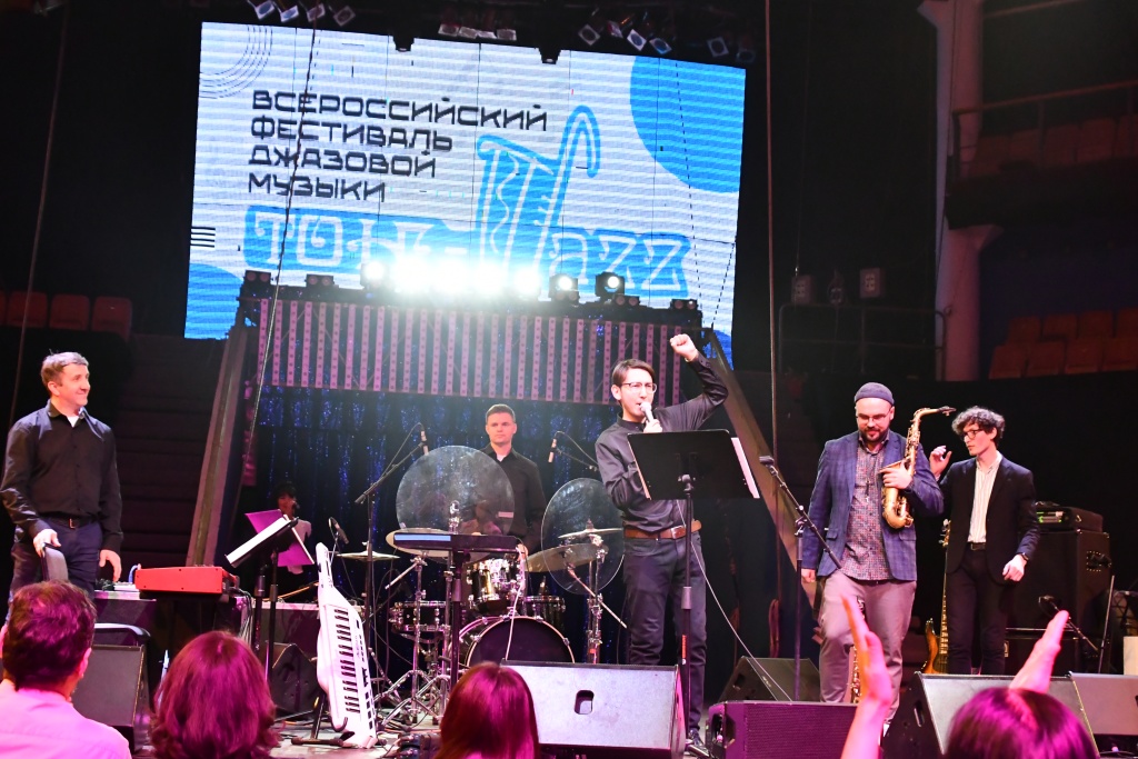 3. Егор Ефимов с группой «Vladovski Electric Band».JPG